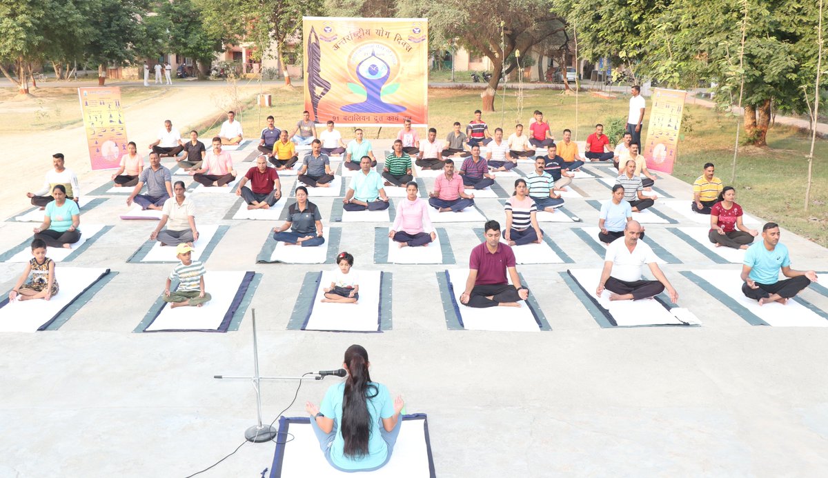 091bn's tweet photo. "युज संयमने"
योग के द्वारा बच्चों में संज्ञानात्मक विकास, सकारात्मकता की भावना, छात्र एवं अध्यापक के मध्य चेतनात्मक एकीकरण के विभिन्न पहलूओं को ध्यान में रखते हुए बच्चों एवं अध्यापकों के साथ योगाभ्यास का आयोजन किया गया l https://t.co/W0VcxhXIOe