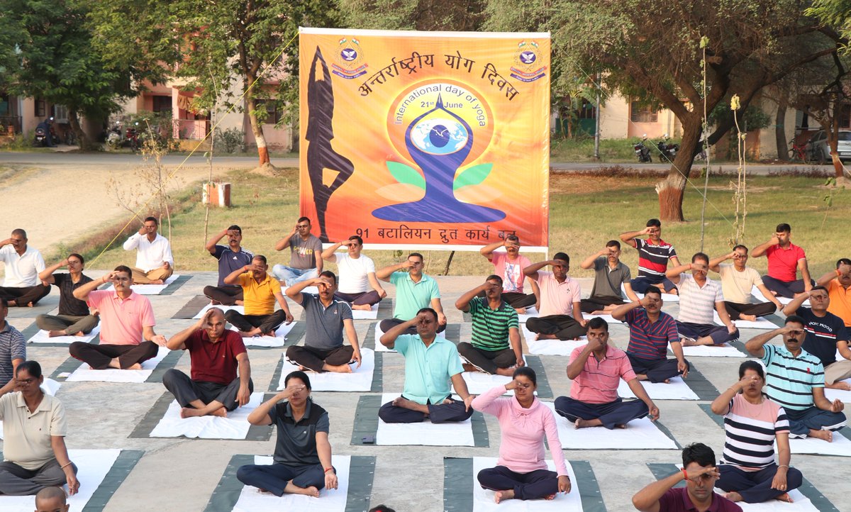 091bn's tweet photo. "युज संयमने"
योग के द्वारा बच्चों में संज्ञानात्मक विकास, सकारात्मकता की भावना, छात्र एवं अध्यापक के मध्य चेतनात्मक एकीकरण के विभिन्न पहलूओं को ध्यान में रखते हुए बच्चों एवं अध्यापकों के साथ योगाभ्यास का आयोजन किया गया l https://t.co/W0VcxhXIOe