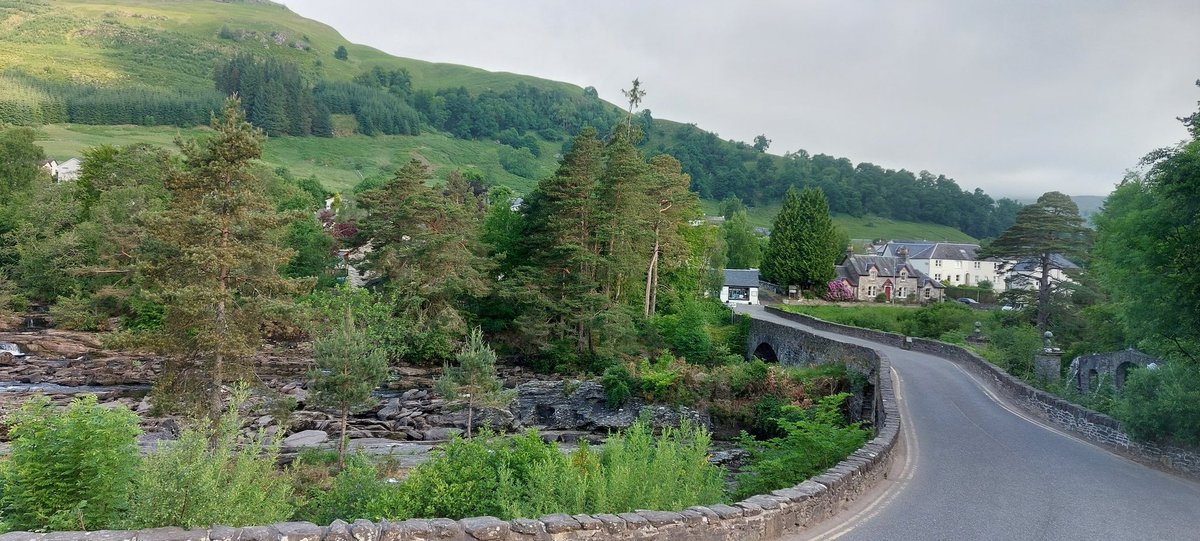 davey_kevin's tweet photo. Morning folks from beautiful Killin, Scotland. Lovely stay in The Falls of Dochart Inn. Great view from our bedroom window. Water levels in the Falls are worrying low! #Killin #FallsOfDochart #Scotland https://t.co/T6Q2QoV5EZ