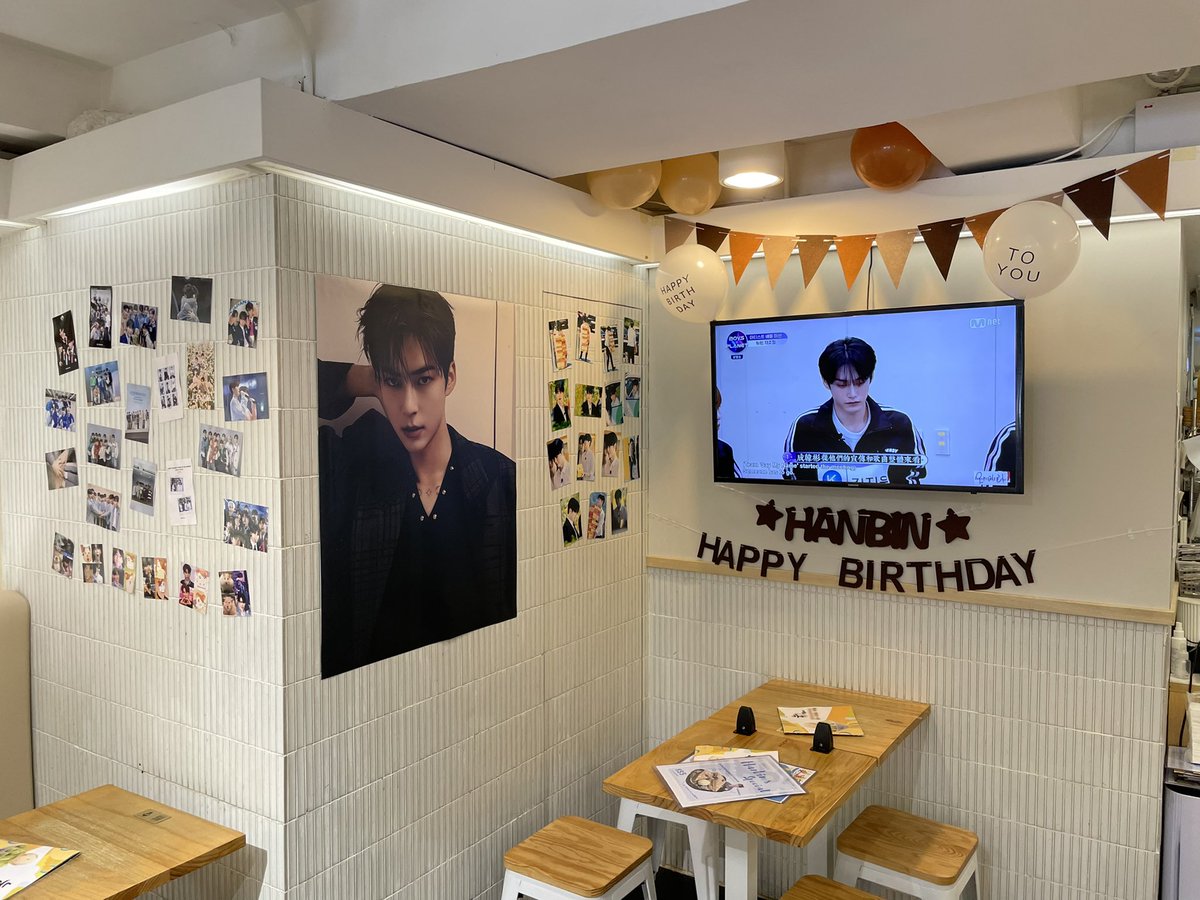 eldy_allin's tweet photo. 한빈이의 홍콩 생일 응원 카페가 오늘부터 시작해요~~🤍☘️
Sung Hanbin’s Birthday Cafe Event in Hong Kong starts today🤍☘️

✨Thanks to all fansites approved their photos used for this event✨

#ZEROBAESONE #ZB1   
#제로베이스원 #제베원
#성한빈 #SUNGHANBIN
#成韓彬 #ソンハンビン https://t.co/2SaBJ1bOu9