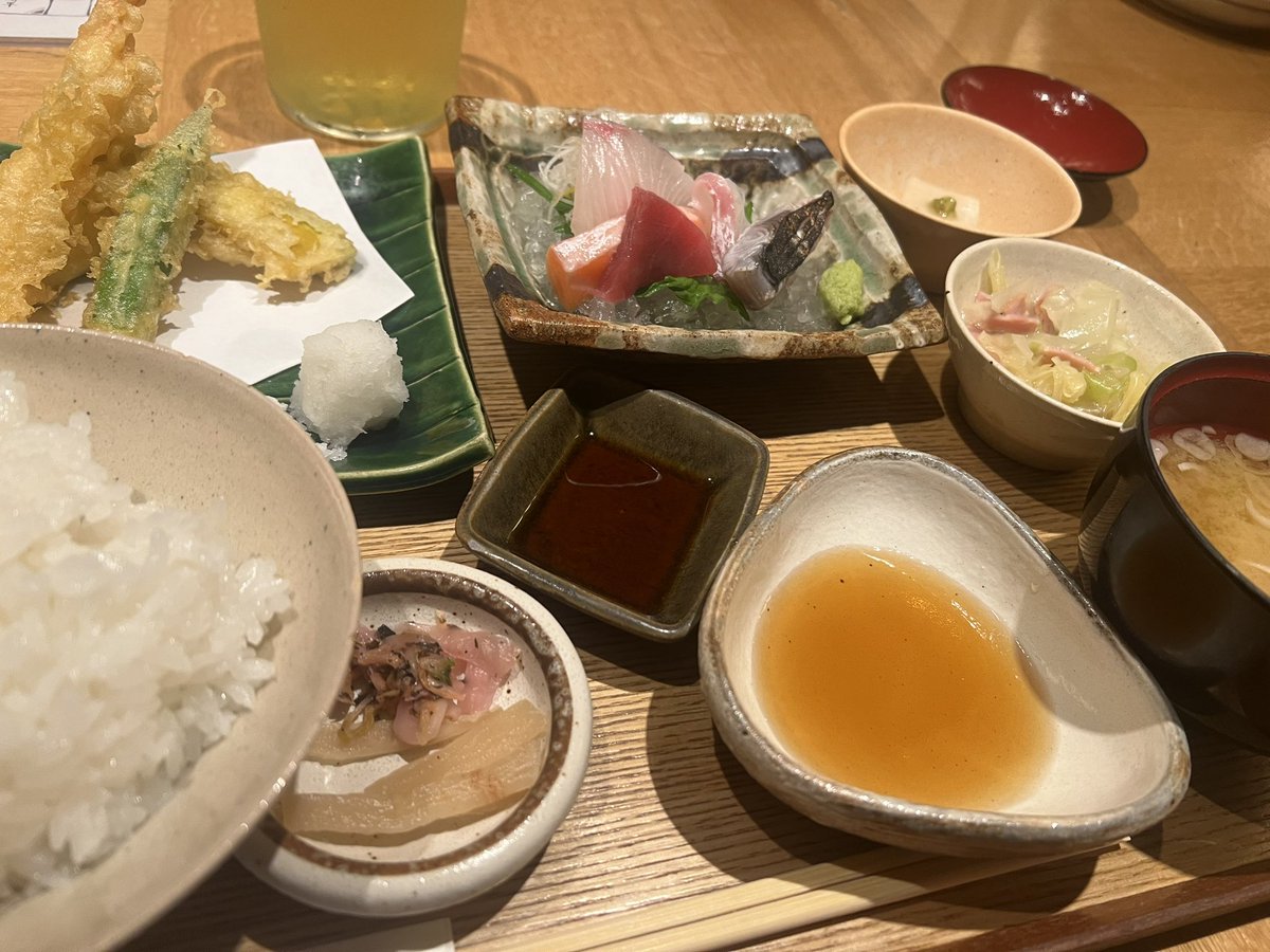 youno_s's tweet photo. 本日もスタレビです。
今日は神戸⚓️
三宮久しぶりすぎてお店が変わってるw
とりま、ランチの後元町彷徨いてお茶なう🍰
#stardustreview
#ブギウギワンダーレビュー https://t.co/aLgVL3GC6B