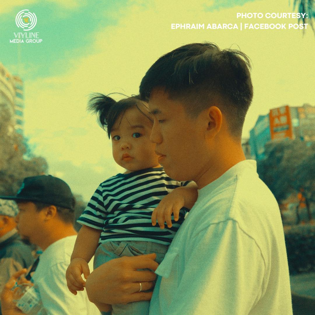 VL_MediaGroup's tweet photo. Kidlat with his Titos in Taiwan! 👨‍👨‍👦

Team Payaman editor na si Ephraim Abarca, ibinida ang cute photos ni Kidlat kasama si Tito Junnie and Tito Yow.

Ephraim Abarca | Facebook Post https://t.co/XISE6515Ag

#Kidlat #JunnieBoy #YowAndrada #ViylineMediaGroup https://t.co/brm1JaoVKX