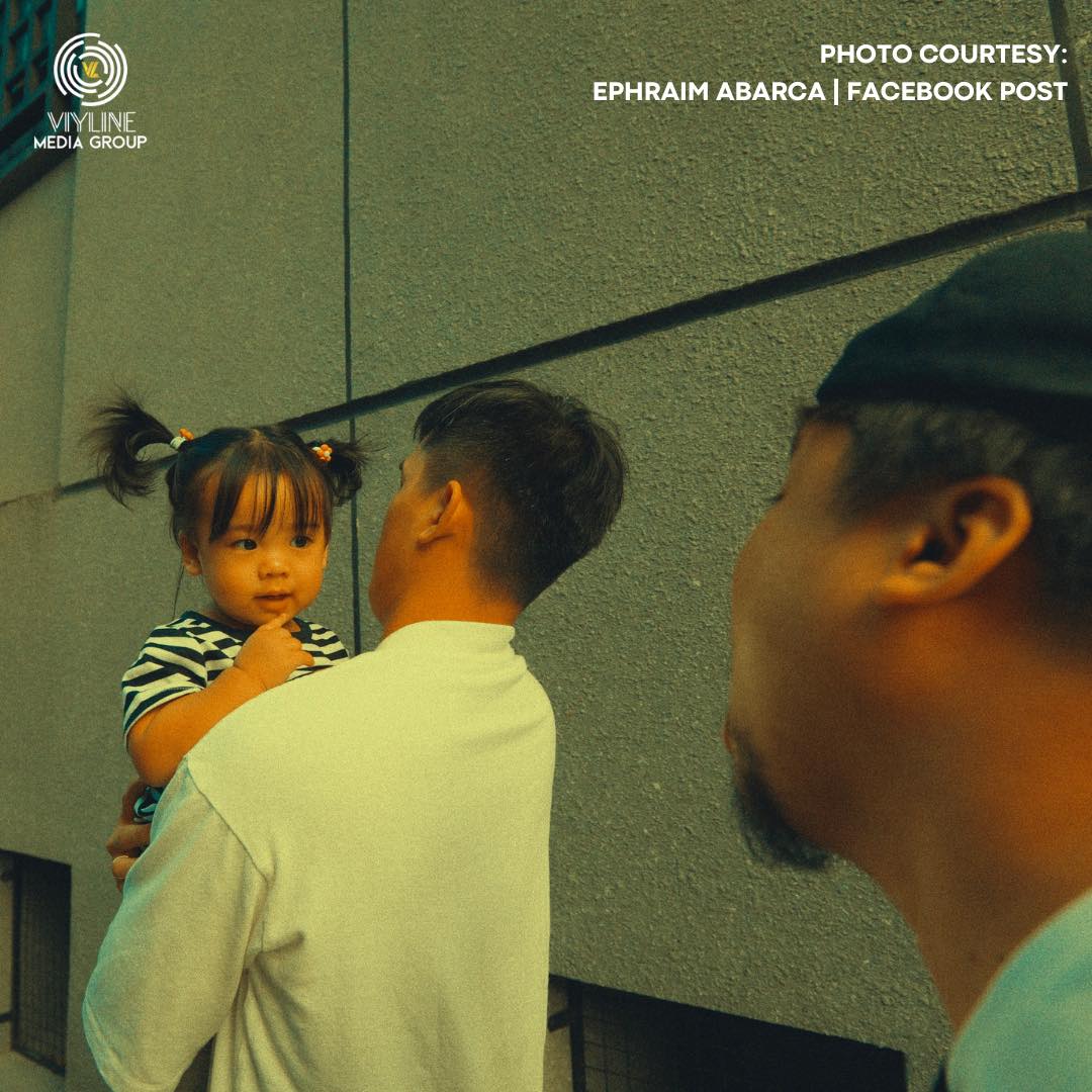 VL_MediaGroup's tweet photo. Kidlat with his Titos in Taiwan! 👨‍👨‍👦

Team Payaman editor na si Ephraim Abarca, ibinida ang cute photos ni Kidlat kasama si Tito Junnie and Tito Yow.

Ephraim Abarca | Facebook Post https://t.co/XISE6515Ag

#Kidlat #JunnieBoy #YowAndrada #ViylineMediaGroup https://t.co/brm1JaoVKX