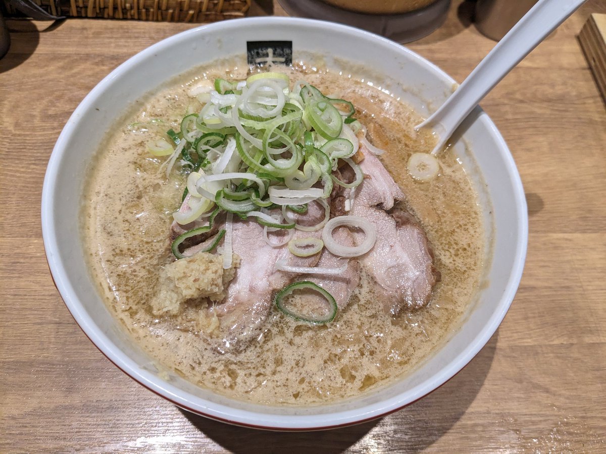 ramentechnocrat's tweet photo. 大島/船堀/味噌チャーシュー 中ライス
・土曜日12時頃 外待ち10名ほど 提供まで30分弱 回転は早いです。

めちゃくちゃ美味しかったです。個人的に味噌部門で最上位。米が最高に合う。チャーシューはめちゃくちゃ分厚くボリュームあります。 https://t.co/7dEaErtAez