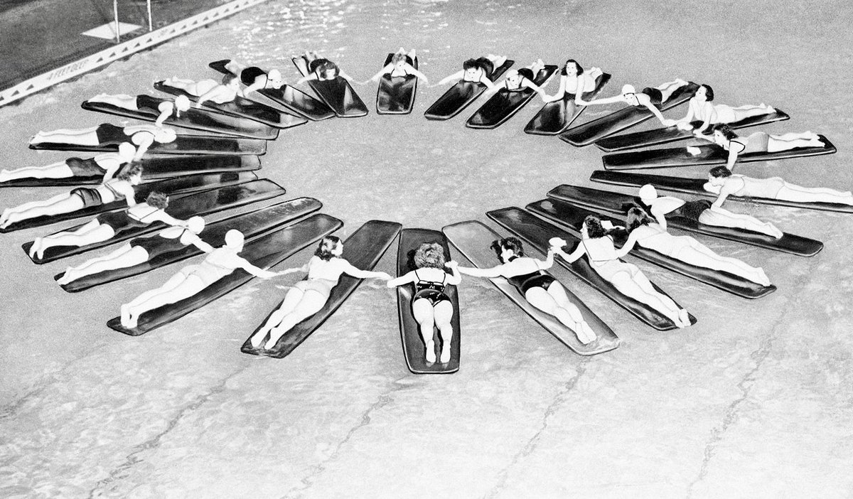 LRonLacy's tweet photo. #OTD in 1939 - meanwhile, in the Amusement Zone of the New York World’s Fair:
‘Swimmers in Billy Roses “Aquacade” at the Marine Amphitheater at the New York World’s Fair, on June 10, 1939.’
🧵👇
‘#BillyRose’s #Aquacade, a music, dance and swimming show, was a hit of the... https://t.co/aR5tzvVdOq