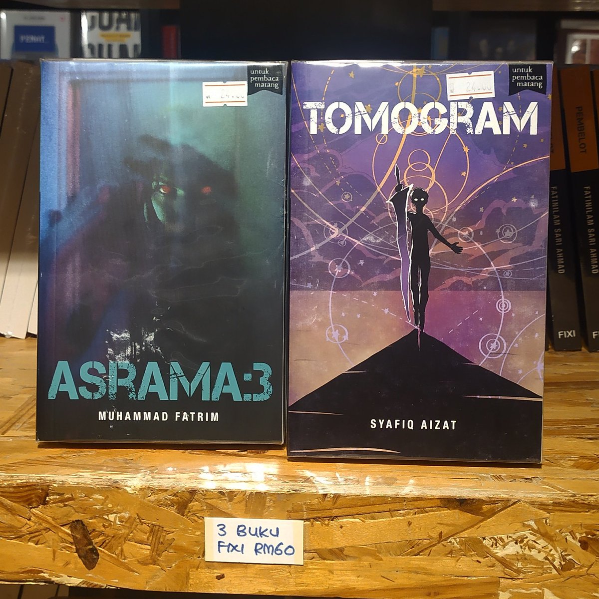 KedaiFixi's tweet photo. Ada fans @MuhammadFatrim dan @yo_sapit tak dekat sini? Dah dapatkan #ASRAMA3 dan #TOMOGRAM ke? Kalau belum, boleh dapatkan di Kedai Fixi. Kami bagi promo #3BukuFixiRM60 Promo ni tiada di kedai buku lain atau online tau. https://t.co/Zhi9Q37T3K
