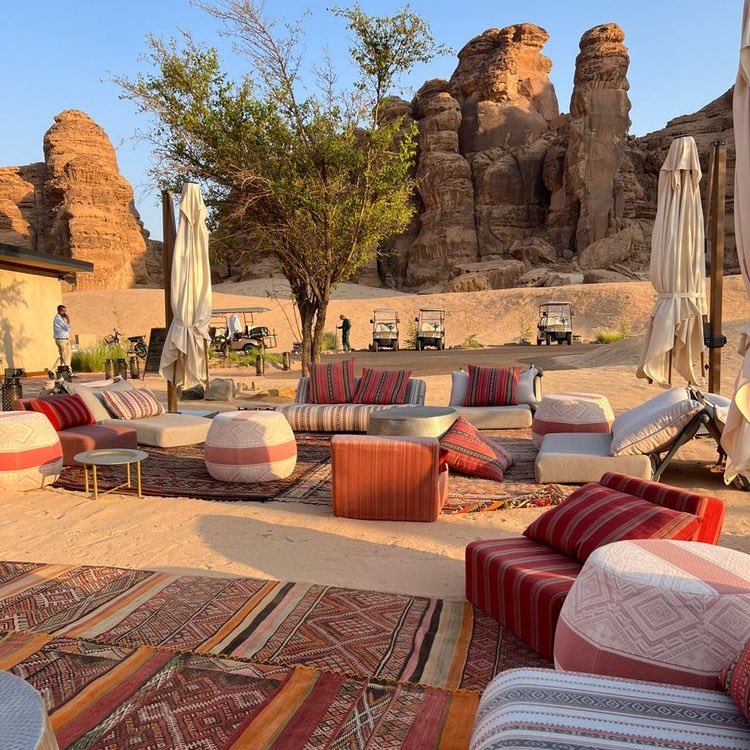 Morocco🐪🏜️

เป็นทริปที่ไม่มีใครคาดคิดว่าจะเกิดขึ้น เพราะรู้ตัวอีกทีทั้งสี่คนก็ขึ้นเครื่องบินและมาถึงโมร็อกโกเป็นที่เรียบร้อย 

แดดที่สาดส่องลงมาบนทะเลทรายสีทองอร่ามมันสวยเสียจนทุกคนไม่สามารถละสายตาจากภาพตรงหน้าได้

<a href="/6knesi/">มายลิตเติ้ลพูเซ่ 🖊️เจิดจ้า</a> @5thGaultier <a href="/Evanderraze/">Evanderr (rest)</a>