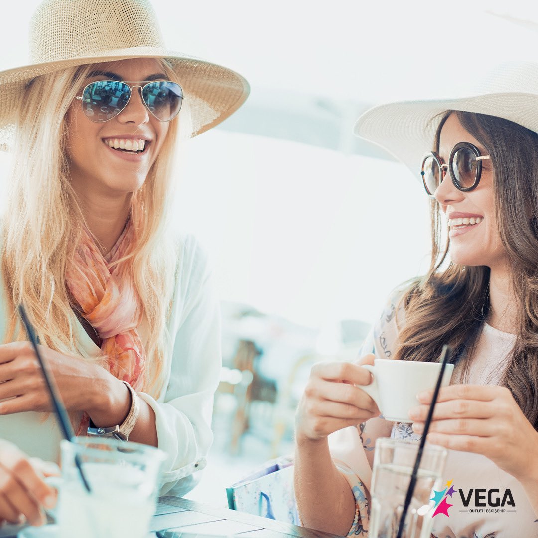 Önde gelen markalarda alışveriş yapabilir, 🛍️ alışveriş yorgunluğunun üzerine nezih ve ferah ortamları ile kafelerimizde bir yorgunluk kahvesi içebilirsiniz. ☕