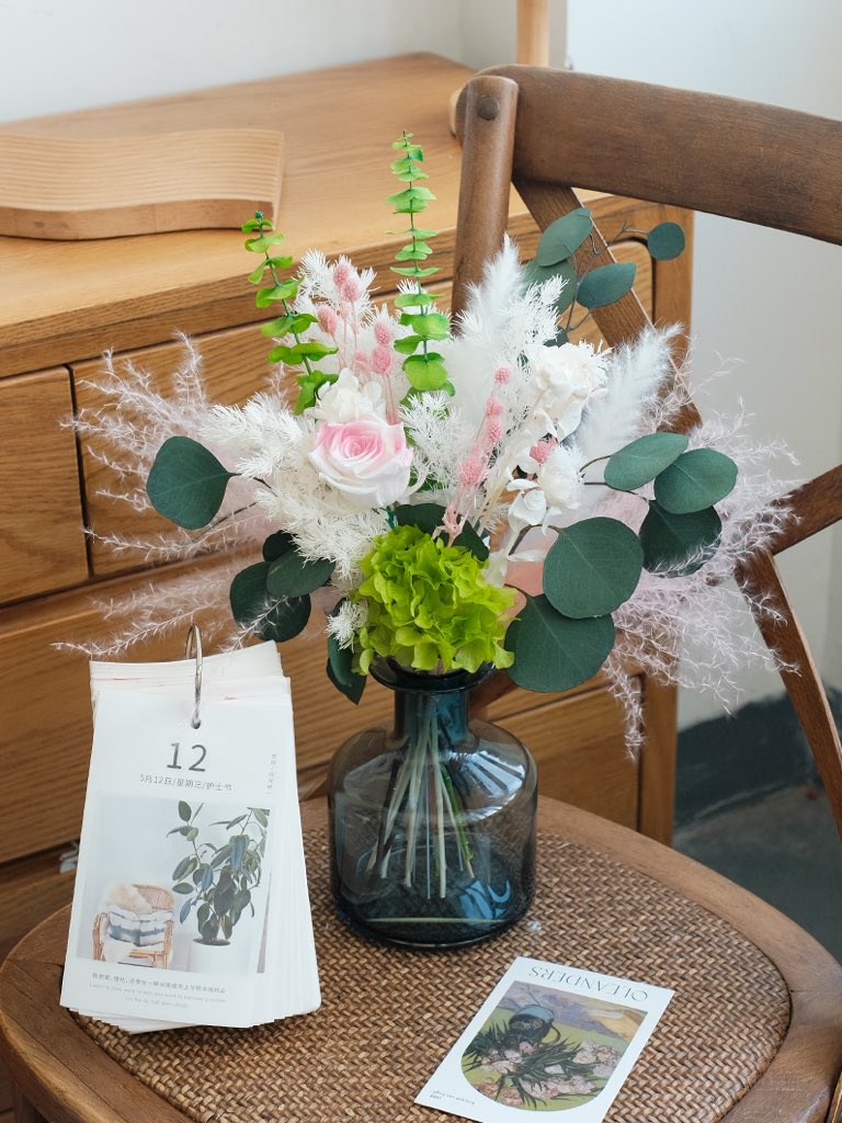 Let Eucalyptus bring some freshness to your arrangement.
#driedflowers
#Eucalyptus