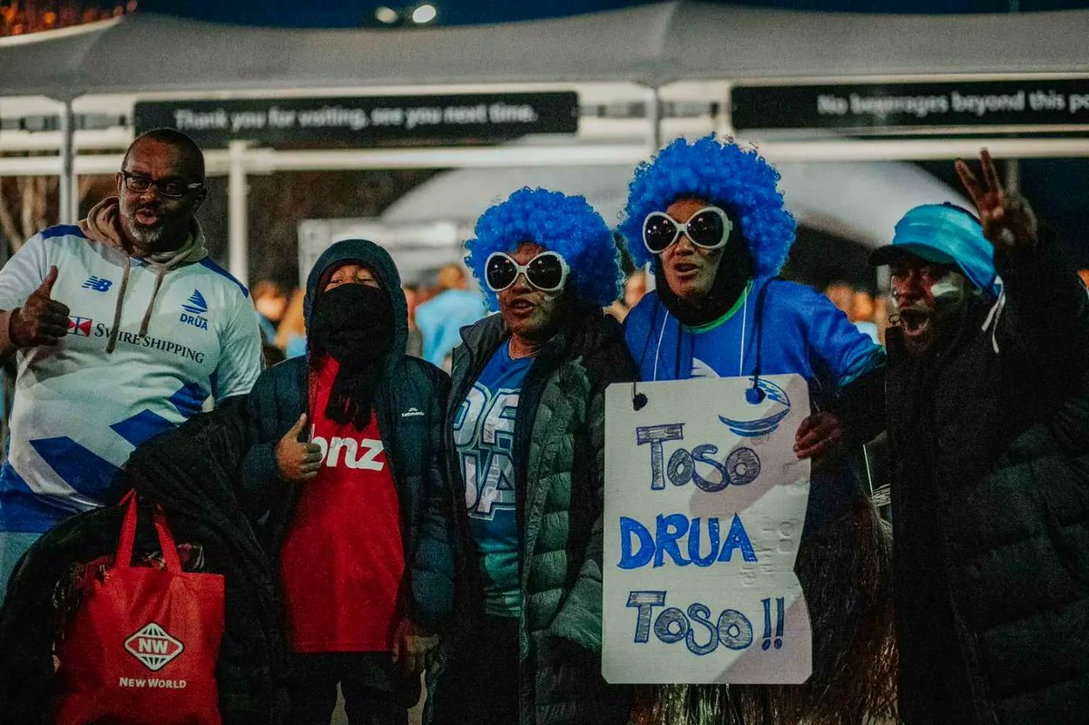 Fijian_Drua's tweet photo. Our 16th man never disappoint🫳🏿 

Let's roar with our boys 🙌🏿

#TosoDrua #PacificAusSports https://t.co/avpR6KnXJd