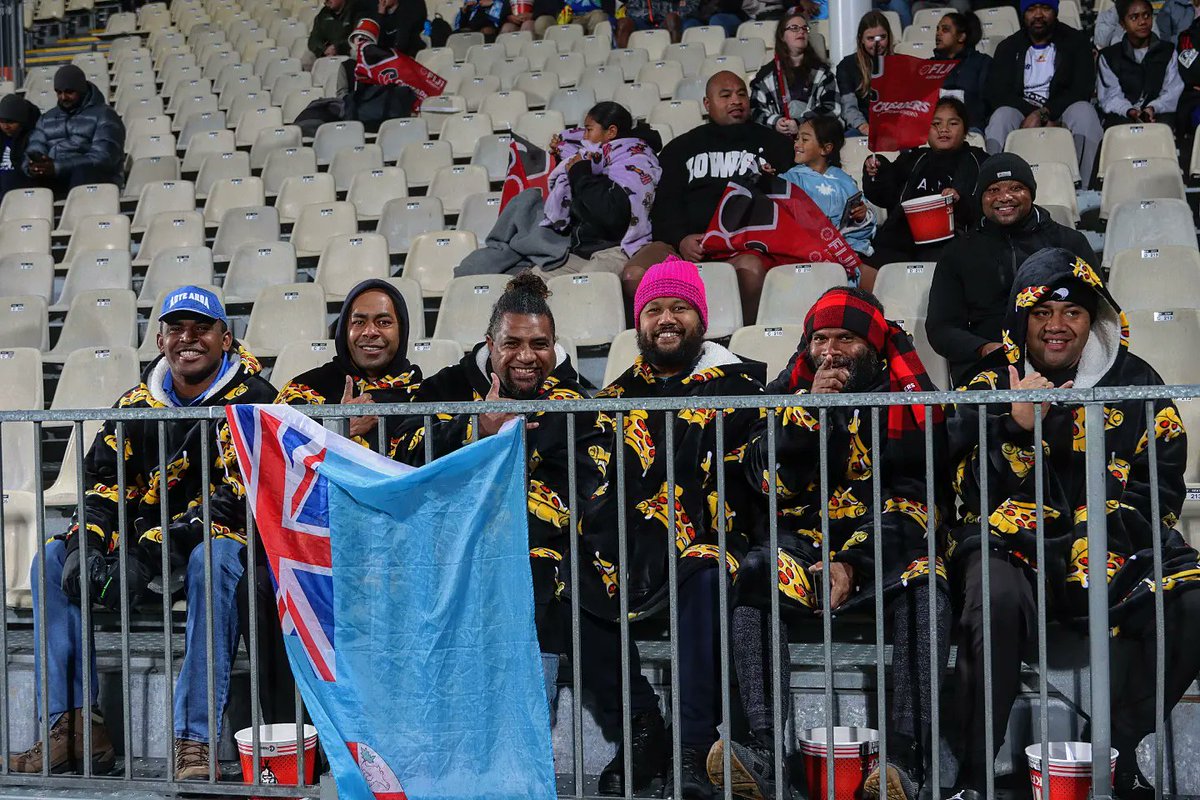 Fijian_Drua's tweet photo. Our 16th man never disappoint🫳🏿 

Let's roar with our boys 🙌🏿

#TosoDrua #PacificAusSports https://t.co/avpR6KnXJd