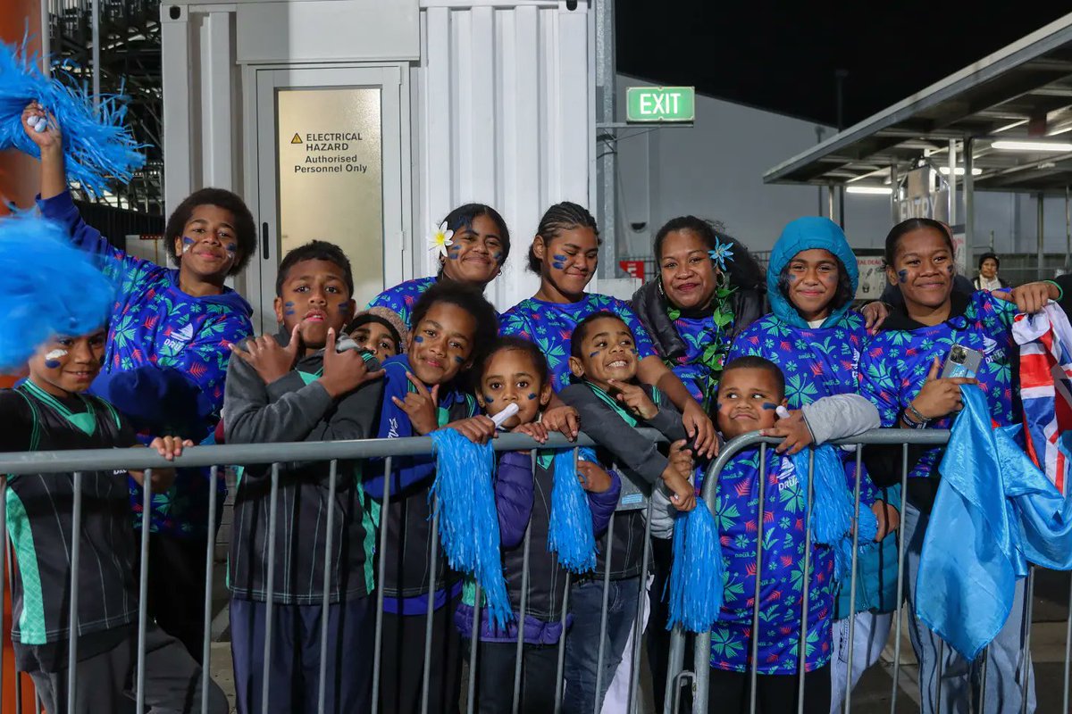 Fijian_Drua's tweet photo. Our 16th man never disappoint🫳🏿 

Let's roar with our boys 🙌🏿

#TosoDrua #PacificAusSports https://t.co/avpR6KnXJd