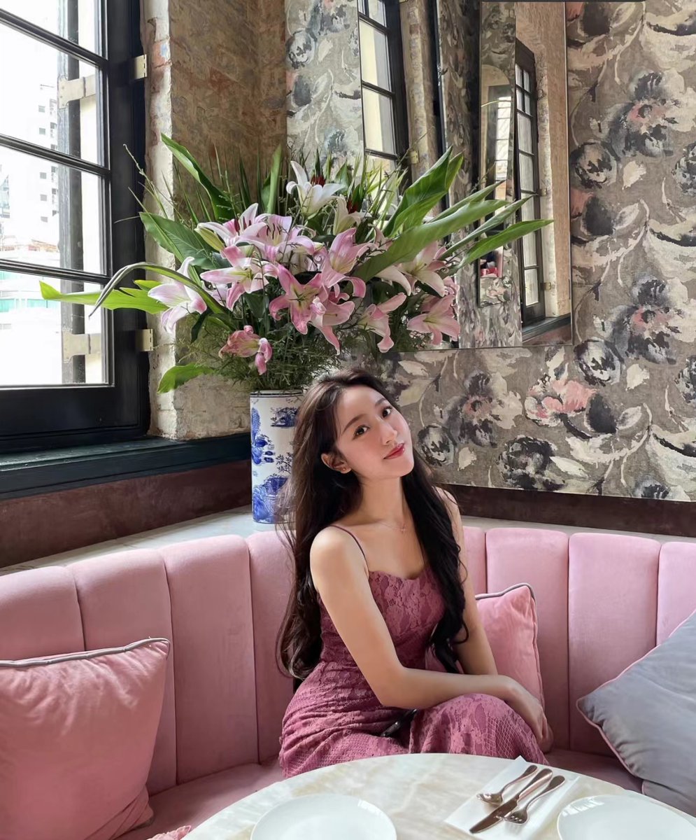 Duobao520's tweet photo. I really like it here, having tea time with my good sisters, drinking coffee, chatting and talking about the present and the future. It's good! https://t.co/rQBOX9H4wm