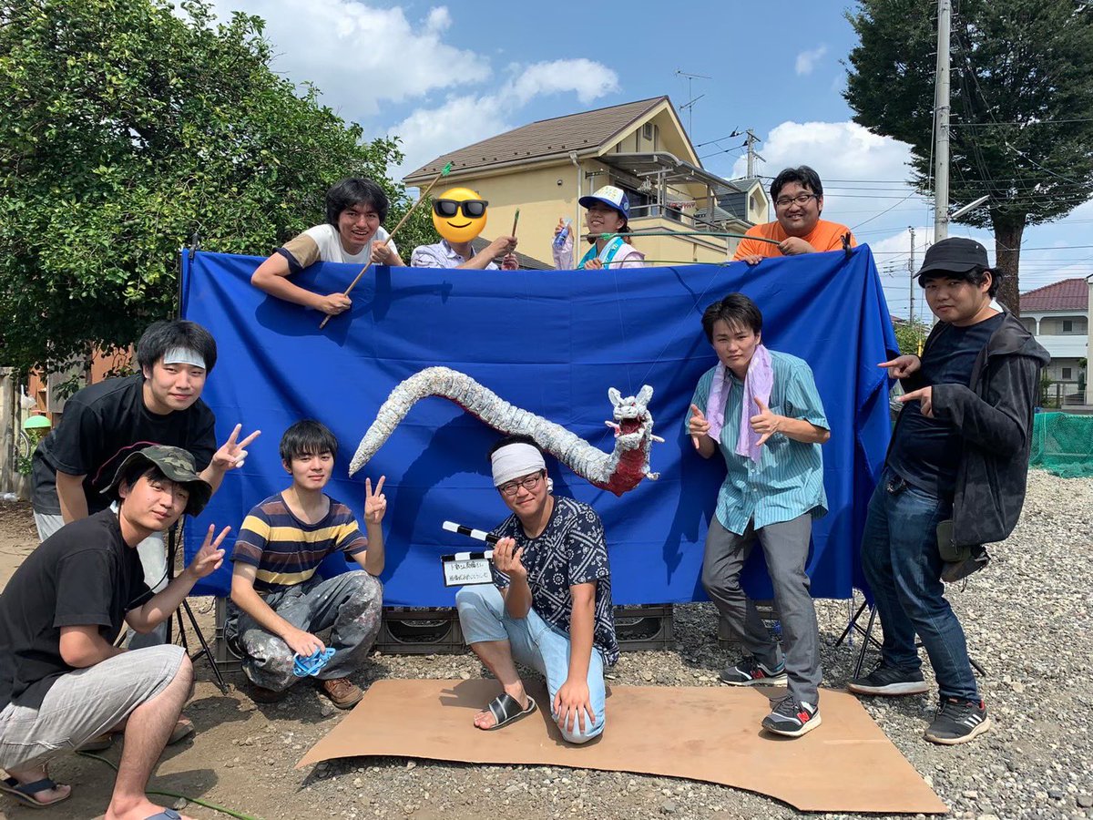 flcl19890916's tweet photo. メカデザインの増田颯斗と川野悠介ってどんな人？というツイートを見かけたので…
二人は、監督の井上の後輩で、僕や井上と共に武蔵野美術大学の特撮サークル『ビビッドマン製作委員会』のメンバーとして活動し、井上の卒業後も彼の作品に美術やデザインで数多く参加してきました。
#温泉シャーク https://t.co/mmB90KV7km