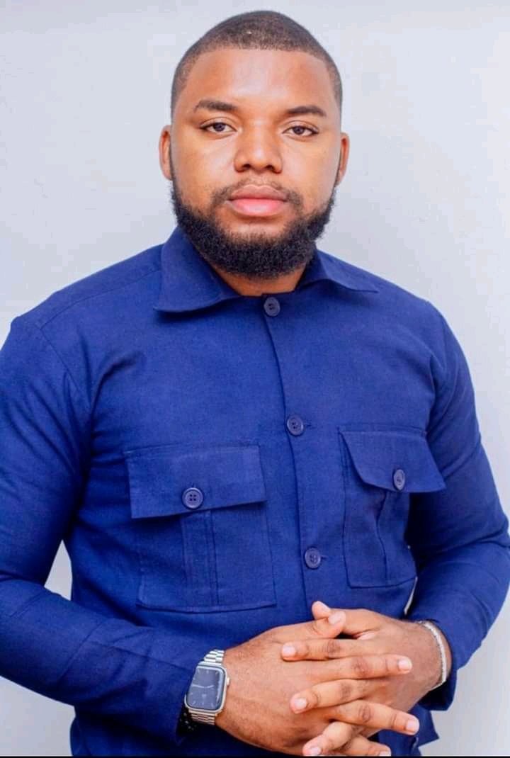 OmbaKasongo's tweet photo. Pétillant et joyeux anniversaire a toi @nzevu_anthony10 le #libanga longévité et prospérité. https://t.co/atOPQazYKV