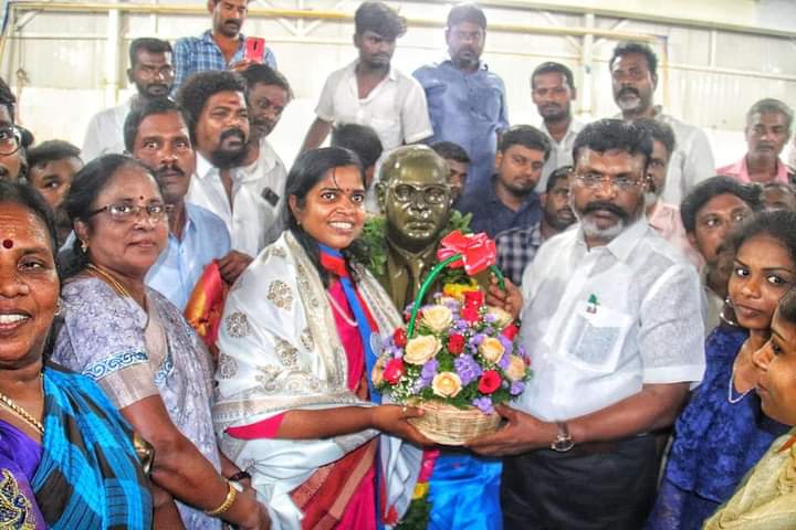 thirumaofficial's tweet photo. அமெரிக்க அரசின் கலாச்சாரத் துறையின் சார்பில் நடைபெறும் #ILVP எனப்படும் பன்னாட்டு தலைமைத்துவப் பயிற்சித் திட்டத்தில் பங்கேற்க தமிழகத்திலிருந்து அமெரிக்கா செல்லும் பெண்மணிகளுக்கு எனது வாழ்த்துகள். இதில்
விசிக சார்பில் கருத்தியல் பரப்பு மாநில துணை செயலாளர் #ஆதிமொழி அவர்களும் பங்கேற்பதையொட்டி நமது தலைமையகத்திலுள்ள புரட்சியாளர் அம்பேத்கர் சிலைக்கு மாலை அணிவித்தார்.
#USA #VCK