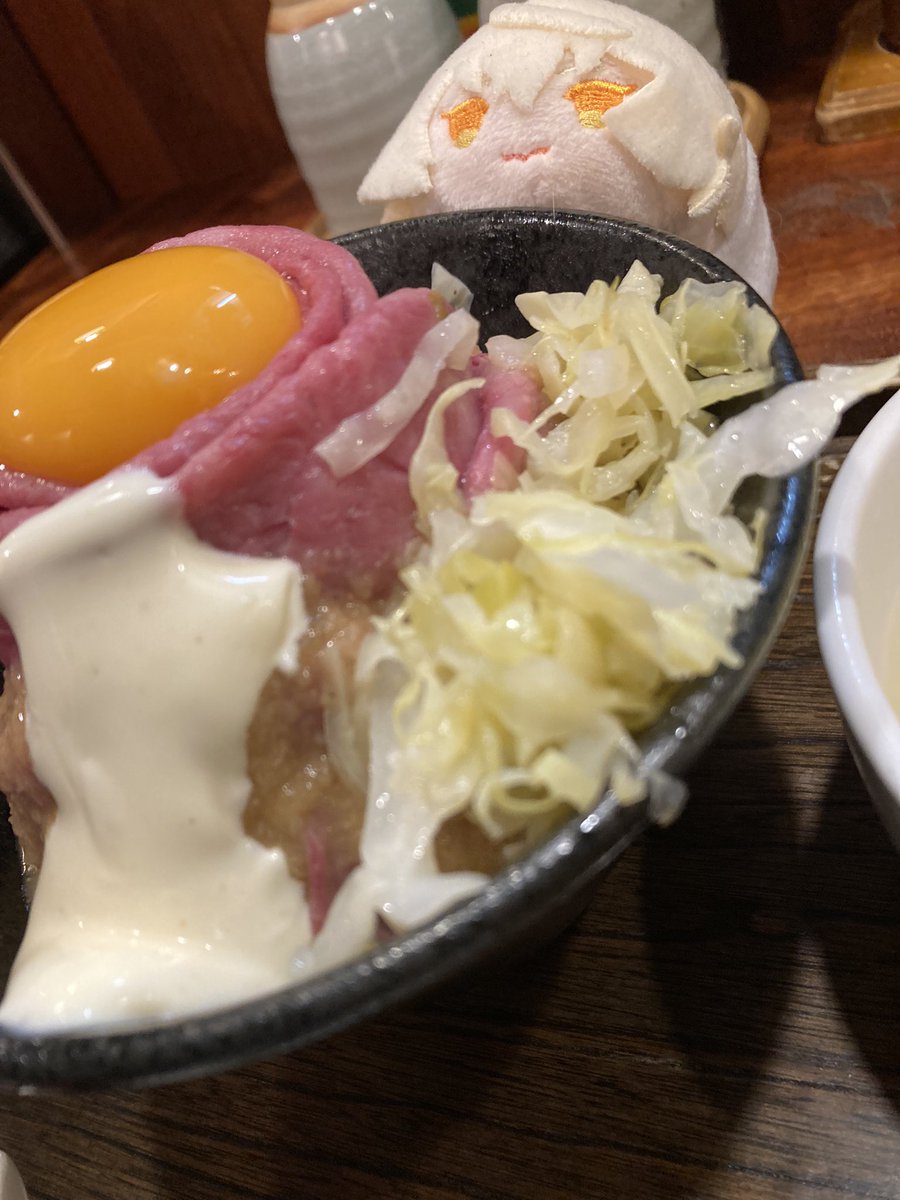 akabang's tweet photo. 着丼
#ローストビーフの日 
今日はラーメンじゃなくてローストビーフ丼 https://t.co/dnKCTRzRYX