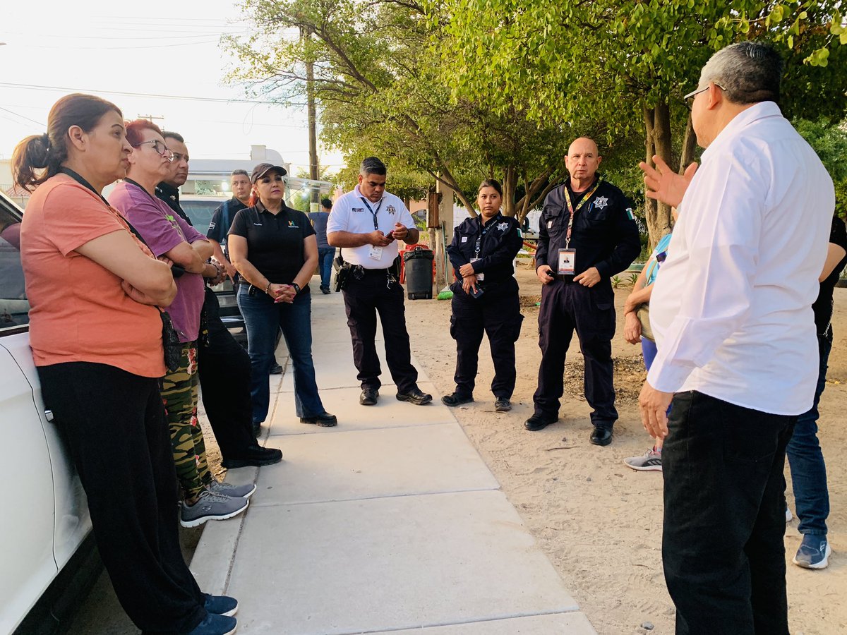 ZulmaGal's tweet photo. ¡Cerramos nuestro viernes con reunión de seguridad solicitada por el comité de vecinos #CRECES de la Col. San Isidro!👮🏻👮🏼♀️🚔
#ConstruyendoSeguridad
#FamiliasMasSeguras
#VamosRespetando
#UnGobiernoCercanoALaGente
#TuRegidoraEnContactoDirecto https://t.co/v5FvQCxTBn