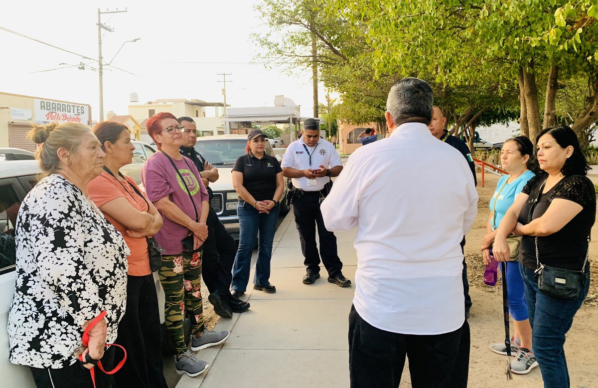 ZulmaGal's tweet photo. ¡Cerramos nuestro viernes con reunión de seguridad solicitada por el comité de vecinos #CRECES de la Col. San Isidro!👮🏻👮🏼♀️🚔
#ConstruyendoSeguridad
#FamiliasMasSeguras
#VamosRespetando
#UnGobiernoCercanoALaGente
#TuRegidoraEnContactoDirecto https://t.co/v5FvQCxTBn