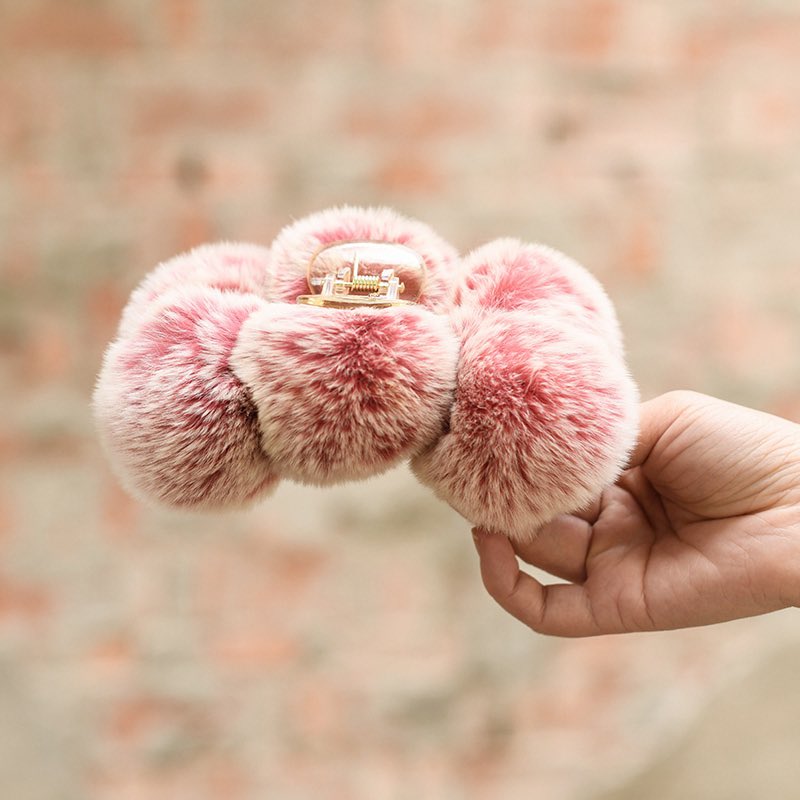 DAYMISFURRY's tweet photo. Summer hair accessory🩷 #accessory #hairaccessory #hairclaw #clawclip #fashion #fashionstyle #fashionaccessories #accessorydesigner #accessoryoftheday #rabbit #rabbitfur #handmade #boutique #boutiquefashion #boutiquestyle #furry #giftforher #handmadegifts #girlsfashion #girlstyle https://t.co/UR2Fz59UmH