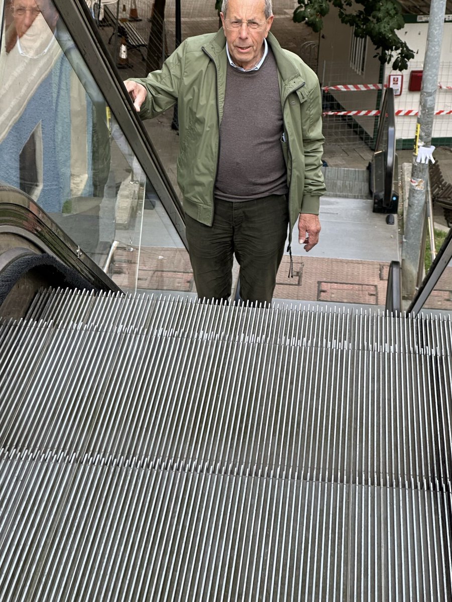 vwgolflfx's tweet photo. @EricZaanstad @DeOrkaan Wij waren in Bilbao Spanje daar is het zo steil in de stad dat er overal roltrappen en liften zijn.
Deze werken altijd.
Waarom hier niet ? https://t.co/t0uO99OTxG