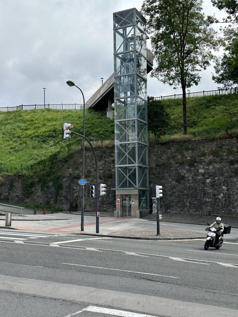 vwgolflfx's tweet photo. @EricZaanstad @DeOrkaan Wij waren in Bilbao Spanje daar is het zo steil in de stad dat er overal roltrappen en liften zijn.
Deze werken altijd.
Waarom hier niet ? https://t.co/t0uO99OTxG