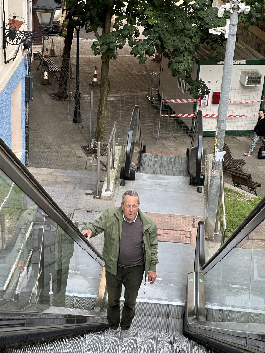 vwgolflfx's tweet photo. @EricZaanstad @DeOrkaan Wij waren in Bilbao Spanje daar is het zo steil in de stad dat er overal roltrappen en liften zijn.
Deze werken altijd.
Waarom hier niet ? https://t.co/t0uO99OTxG