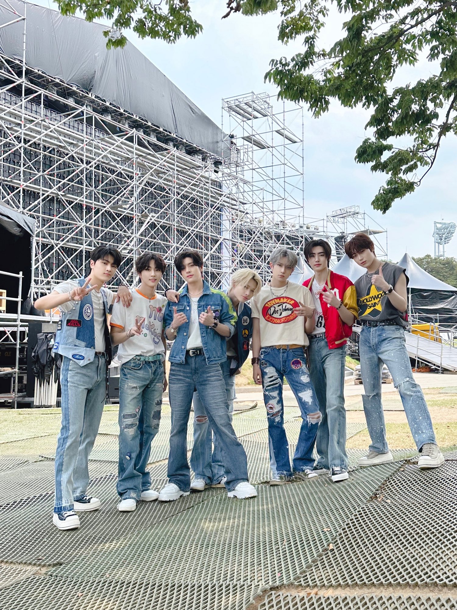 FyPinewaYAAYCrR?format=jpg&name=large