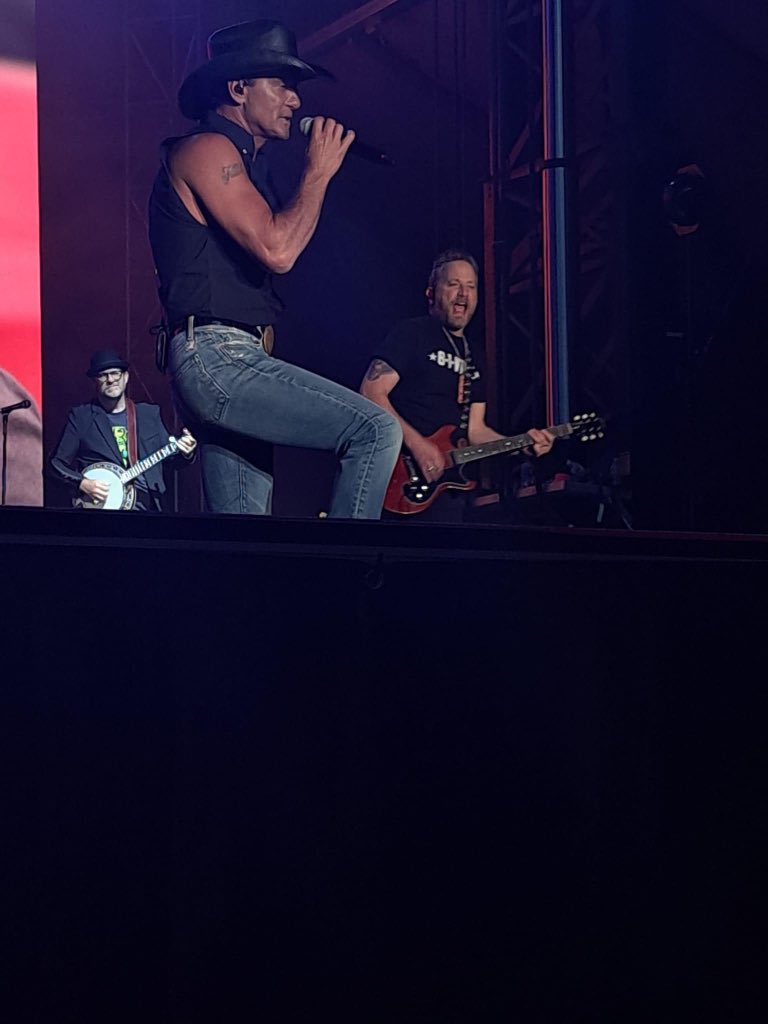mcgrawhill06's tweet photo. Here’s a couple of shots of @TheTimMcGraw from tonight’s Tailgate N’ Tallboys show! 🔥
#timmcgraw #clintoniowa 
{📸: Brittany Nichole Nohai on FB!} https://t.co/3J04vxSRXN