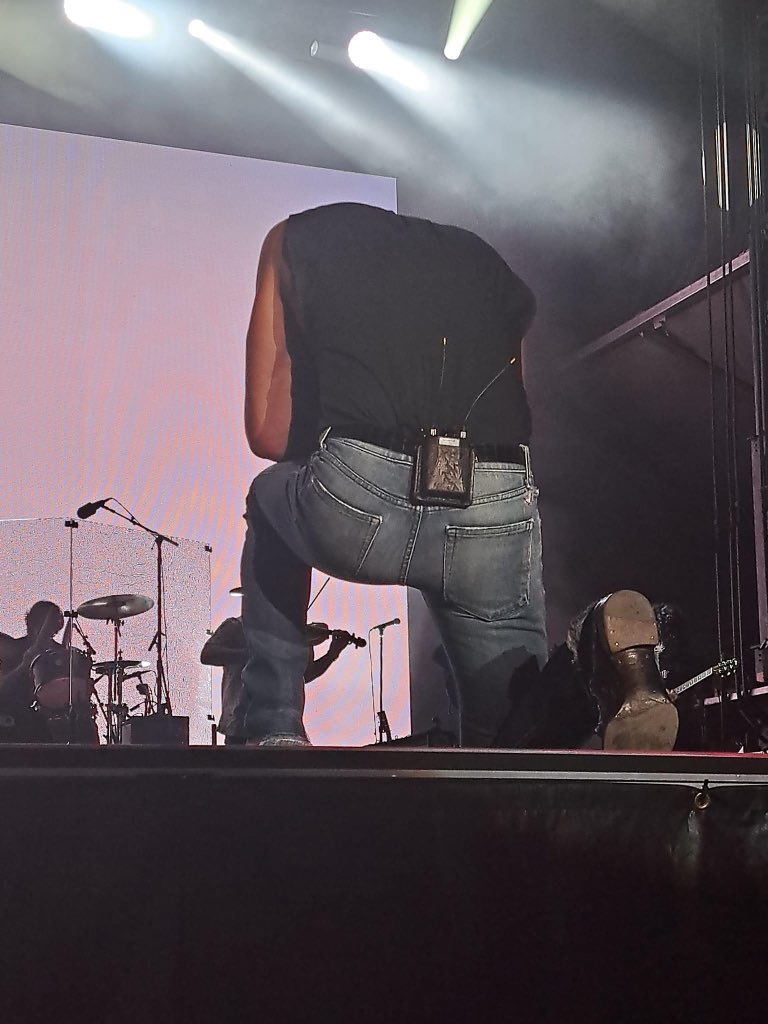 mcgrawhill06's tweet photo. Here’s a couple of shots of @TheTimMcGraw from tonight’s Tailgate N’ Tallboys show! 🔥
#timmcgraw #clintoniowa 
{📸: Brittany Nichole Nohai on FB!} https://t.co/3J04vxSRXN