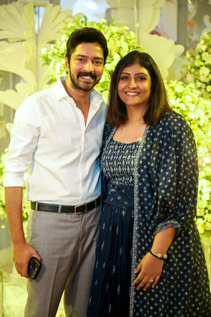 DeccanChronicle's tweet photo. Young and talented actors @allarinaresh and @actor_Nikhil attend the grand wedding reception of @ImSharwanand with their better halves ❤
#SharwaRakshita #SharwanandReception #TollywoodActor #Tollywood https://t.co/hJKAFmoHu8