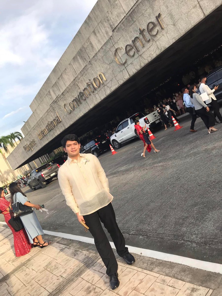 ronan_viernes's tweet photo. From Oathtaking ng CPA October 2022 -> Graduation March for BSA June 2023

Noon, d rin ako naniniwala na life was not a race, I had set goals for myself and I wanted to achieve them sa time frame I set myself. 

Pero akalain mo nauna ako maging CPA kesa magmartsa sa graduation ko https://t.co/WjmmwNfSAG