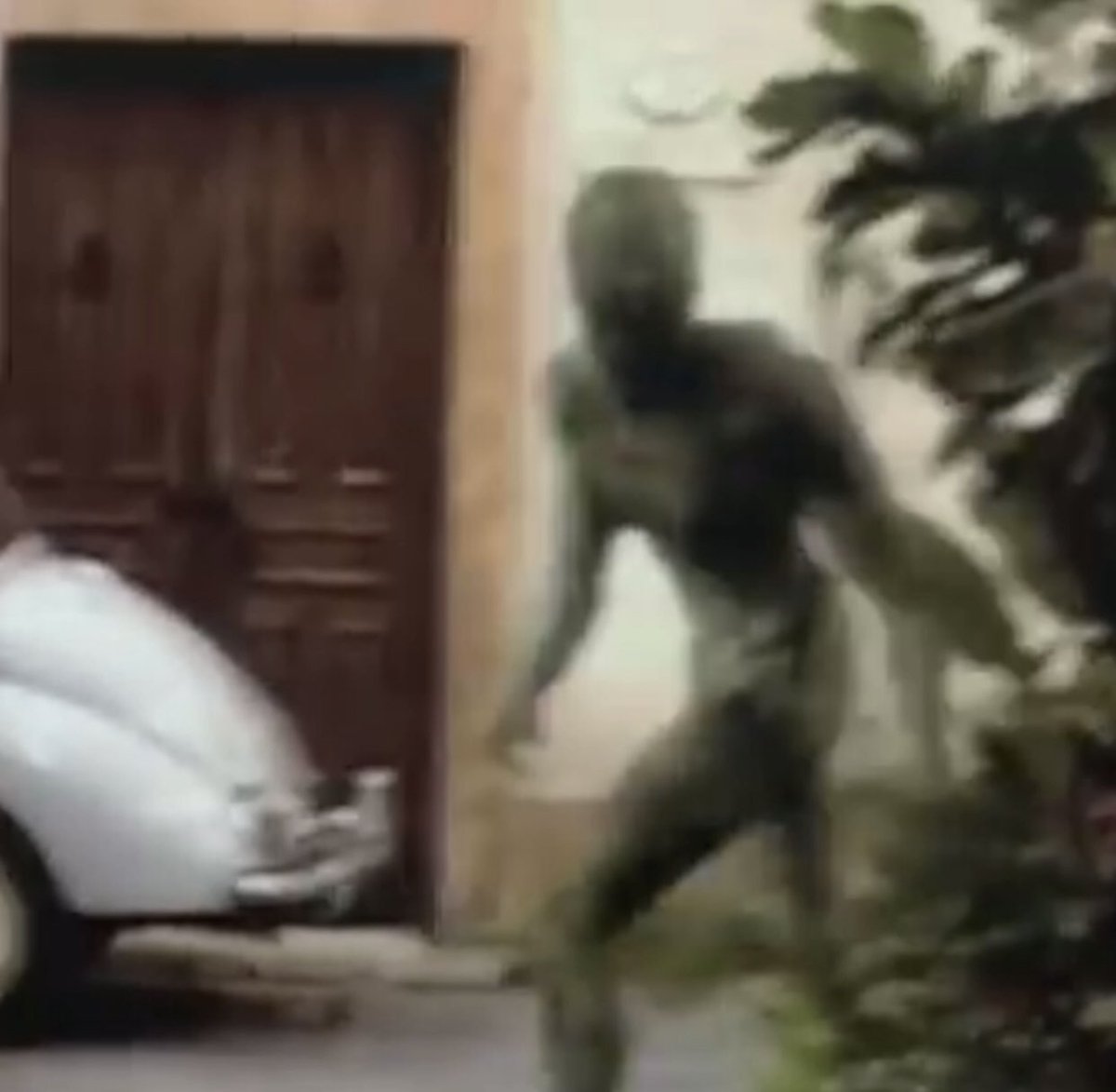 15econdReviews's tweet photo. Could this image of the Las Vegas backyard alien be real? #lasvegasalien #alienphoto #joke https://t.co/R53fxZnDoF