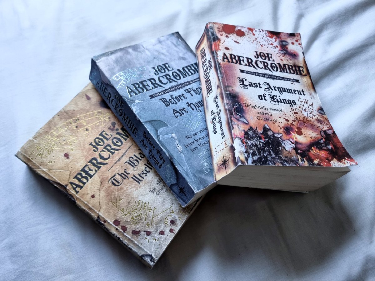 Finished reading @LordGrimdark's First Law trilogy, and what a badass experience that was!! Metal AF!!
🤘🏼😝🤘🏼

#JoeAbercrombie #FirstLaw #FirstLawTrilogy #TheBladeItself #BeforeTheyAreHanged #LastArgumentOfKings #Book #books #grimdark #fantasy #fantasybooks