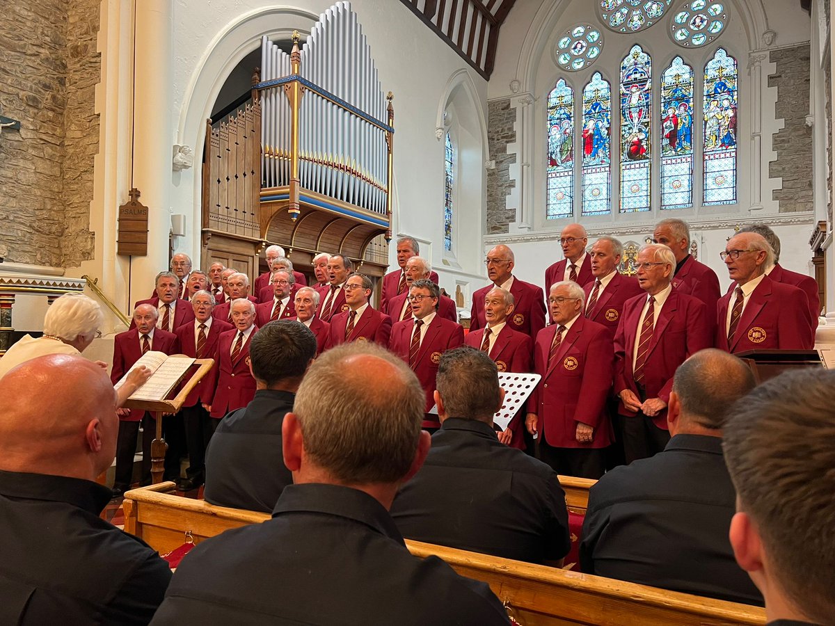 Canu yn yr eglwys neithiwr - noson lwyddiannus iawn! Diolch <a href="/Winwns/">Shân Jones</a> am y llun