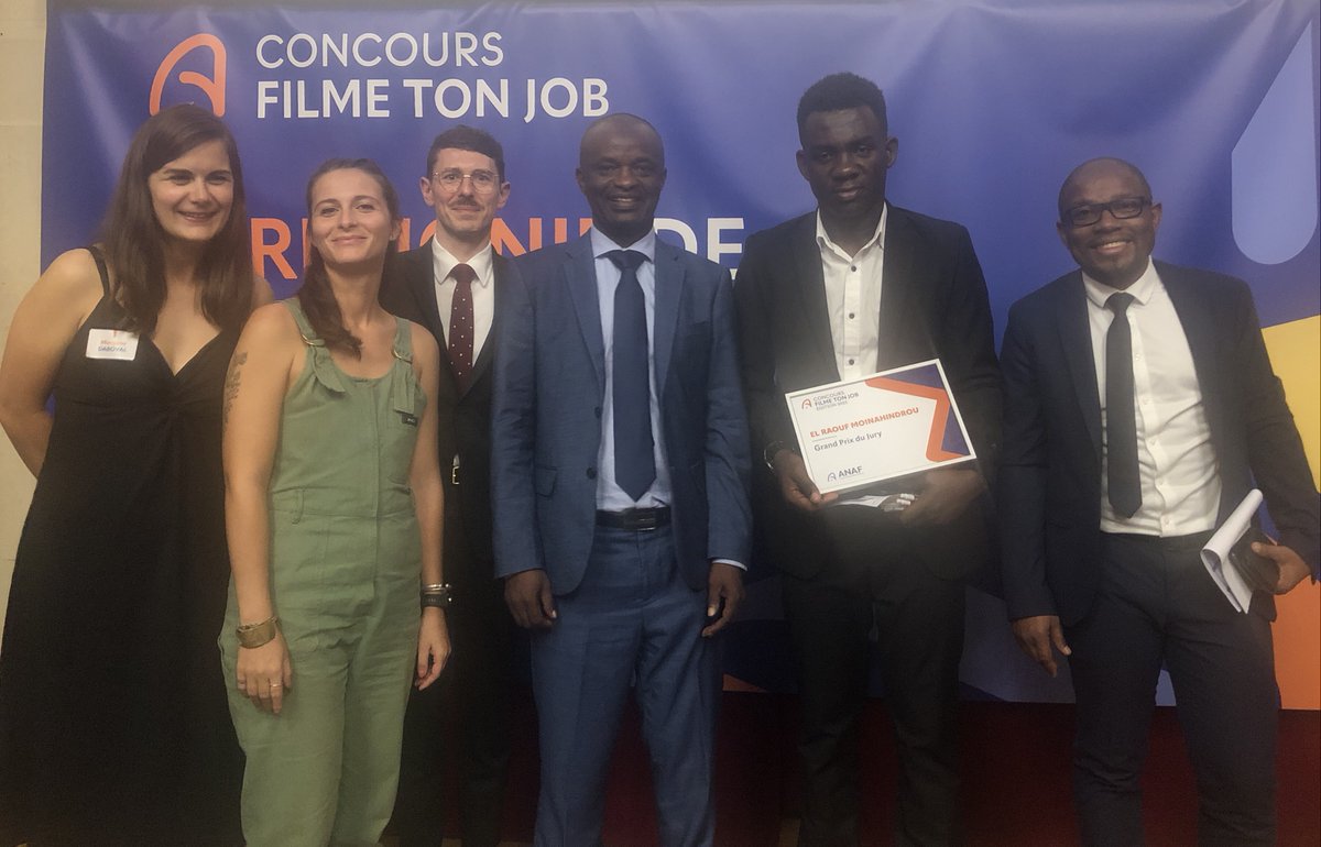 MayotteParis's tweet photo. 🎉 Félicitations à El Raouf Moinahindrou pour sa victoire au Grand Prix du Jury lors de la Cérémonie de remise de prix : Filme ton job à Mayotte ! 🏆 Un jeune talentueux qui représente fièrement la jeunesse mahoraise. Bravo ! 👏 #FilmeTonJob #Mayotte https://t.co/7xQj9TXMzP