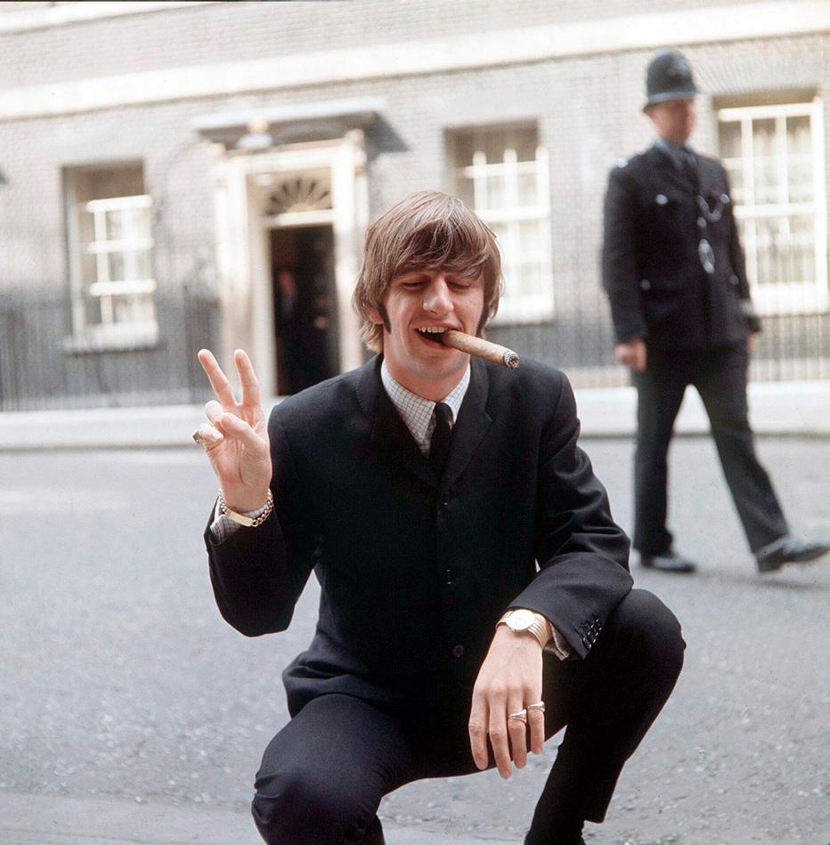 Ringo Starr outside No. 10 Downing Street
October 1964
The #Beatles
📷 Terry O’Neill