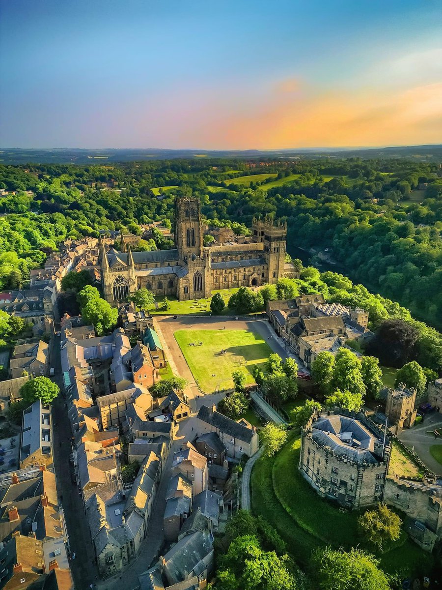 Beautiful #Durham. That square of green right in the heart of the historic part of the City is where we will be presenting the last few perfs of #DSF2023 #Shakespeares as part of the @durhamfringe this July elysiumtc.co.uk/2022/11/09/dsf/ #SummerOfShakespeare #whatsondurham