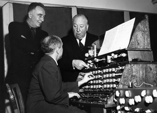 Nathan_Kurtz's tweet photo. Remi Gassmann y Oskar Sala con Hitchcock junto al Mixtur-Trautonium que usaron para crear los sonidos de los pájaros. También llamado trautonio es un instrumento musical electrónico creado en 1924 por el alemán Friedrich Trautweines y se le considera el antecedente directo de https://t.co/j9mYQsWcQH