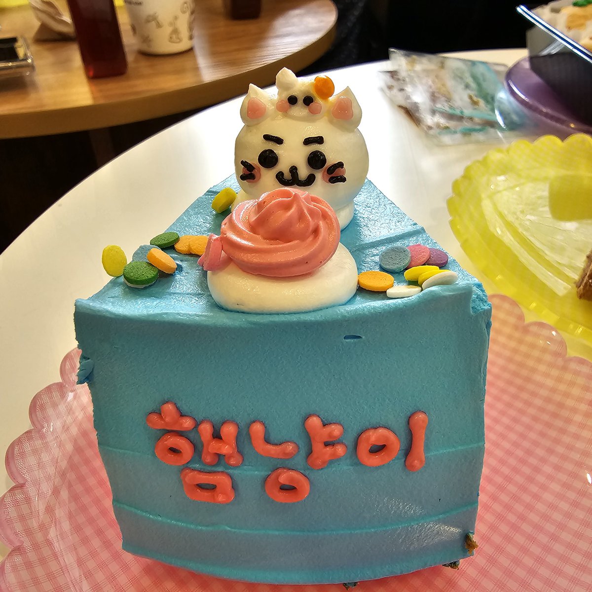 SHberry_sis0613's tweet photo. 카페 밤비 2호점
디저트가 너무 깜찍하고 귀여웠다! 
그래도 야무지게 먹음!
코엑스 전시도 가야지!!

#summer_fever_love
#한빈이의_청춘에_올인 
#햅삐햄냥데이_성한빈 
#한빈생카투어_똘기
#성한빈_생일_축하해 https://t.co/JobOmQQd0P