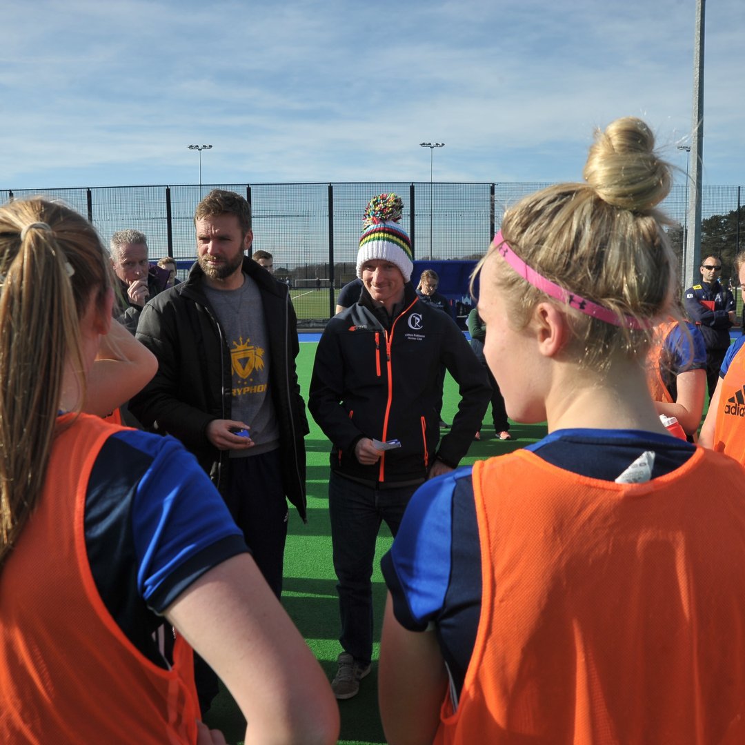 EnglandHockey's tweet image. 📣 On-pitch coaching courses are live! 

📍 8 blended courses across England 
📅 1 JUL - 13 AUG
👋🏼 2 face-to-face modules
🏑 Open to 16+ &amp;amp; all coaching levels

Sessional Courses ➡️ bit.ly/3WZPM4F
Coaching Courses ➡️ bit.ly/3Nl7egQ
#HockeyCoaching