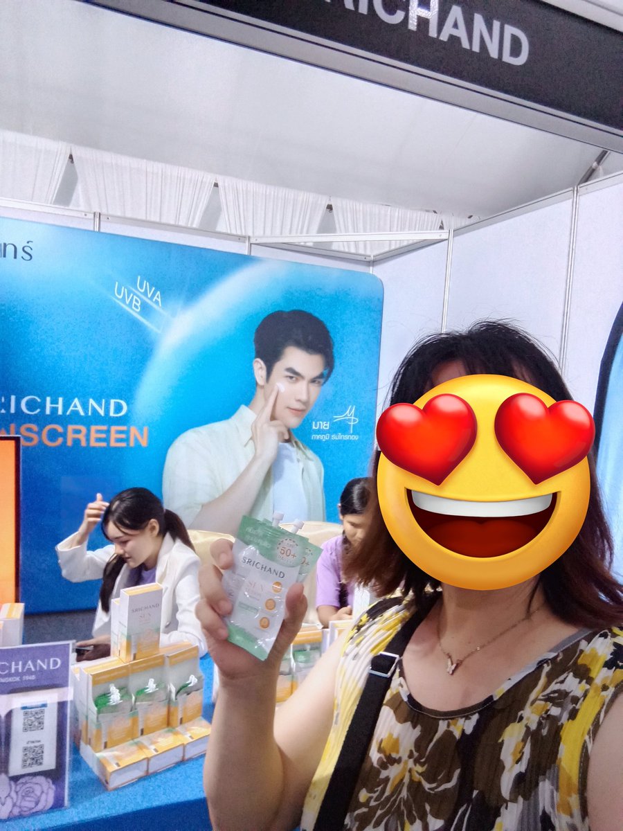 KanlayaLim's tweet photo. @micky_beh @milephakphum @srichand1948 ขอบคุณค่ะ ผ่าจราจรอันสุดโหดของภูเก็ต เป็นชั่วโมง ไปรับมาแล้วค่ะ ไปเพื่อสิ่งนี้อย่างเดียวเลย🤣🤣🤣 #เก่งเกินกันแดด #MilePhakphum #SRICHAND #SRICHANDEvent https://t.co/ZvsMMnCt0G