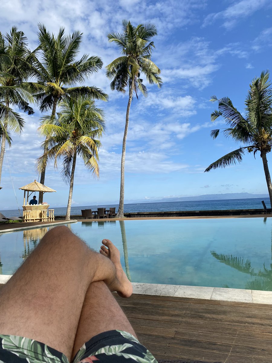 squadroner's tweet photo. @MooniesWTF Just me, the missus and one staff member at our beachfront pool resort! #treatyoself https://t.co/BT73LPGLK0