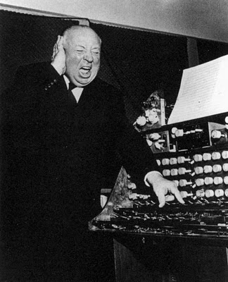 Nathan_Kurtz's tweet photo. Remi Gassmann y Oskar Sala con Hitchcock junto al Mixtur-Trautonium que usaron para crear los sonidos de los pájaros. También llamado trautonio es un instrumento musical electrónico creado en 1924 por el alemán Friedrich Trautweines y se le considera el antecedente directo de https://t.co/j9mYQsWcQH