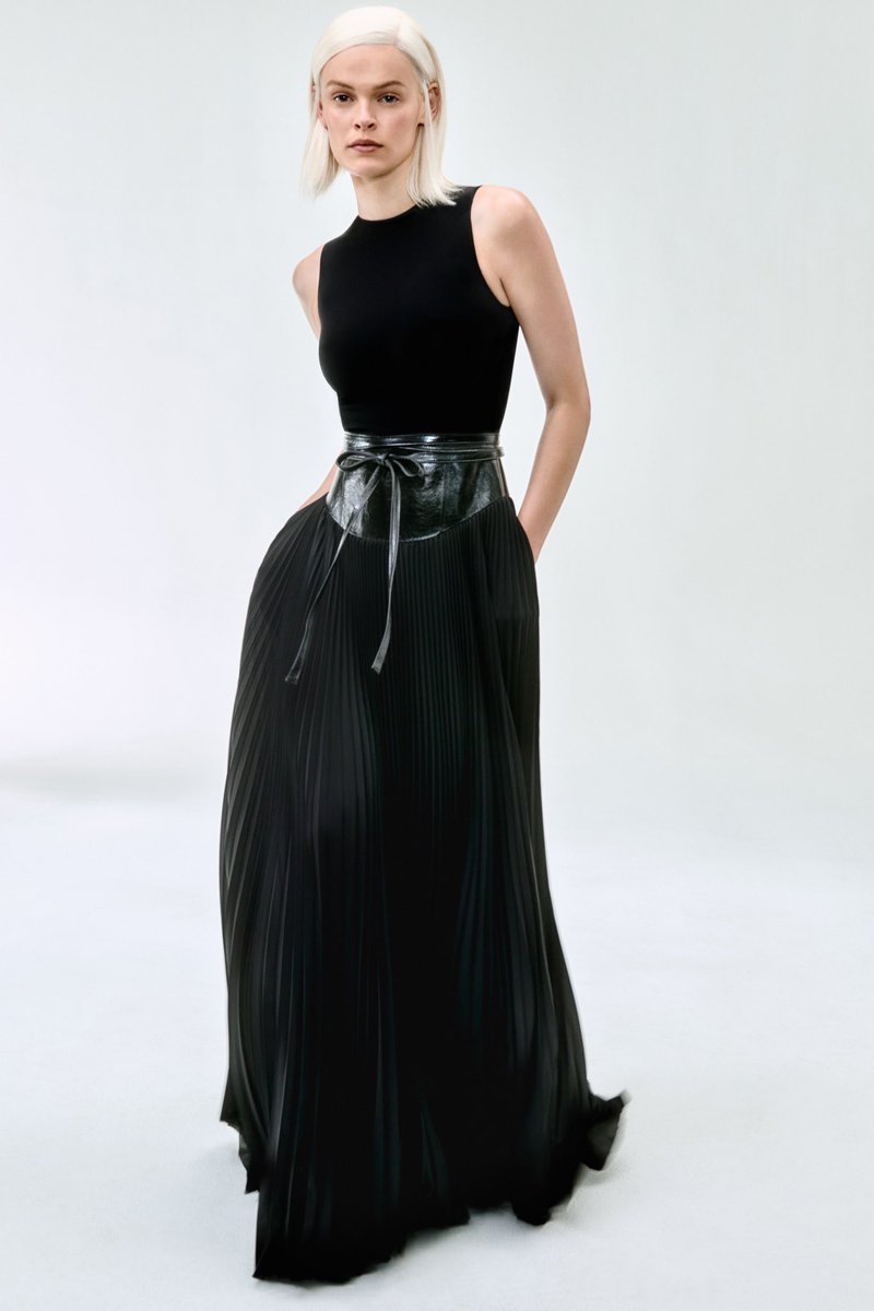 lucky_chvrm's tweet image. Brandon Maxwell Resort ‘24

The juxtaposition &amp;gt;

#fashion #resort2024 #runway