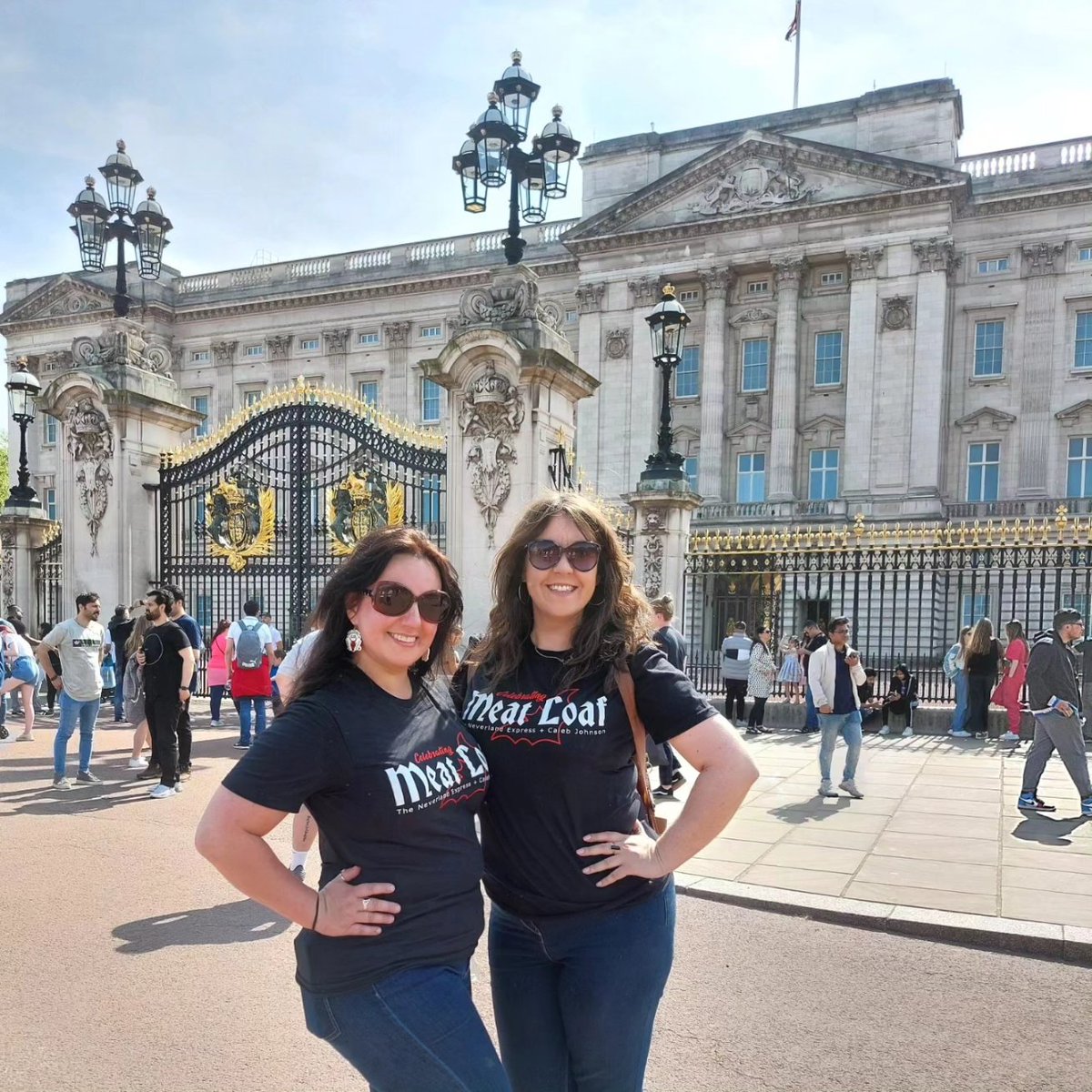 Celebrating Meat Loaf shirts seeing the sights!  #meatloaf #celebratingmeatloaf #batoutofhell #merch #london #tour #calebjohnson #jimsteinman #music #live