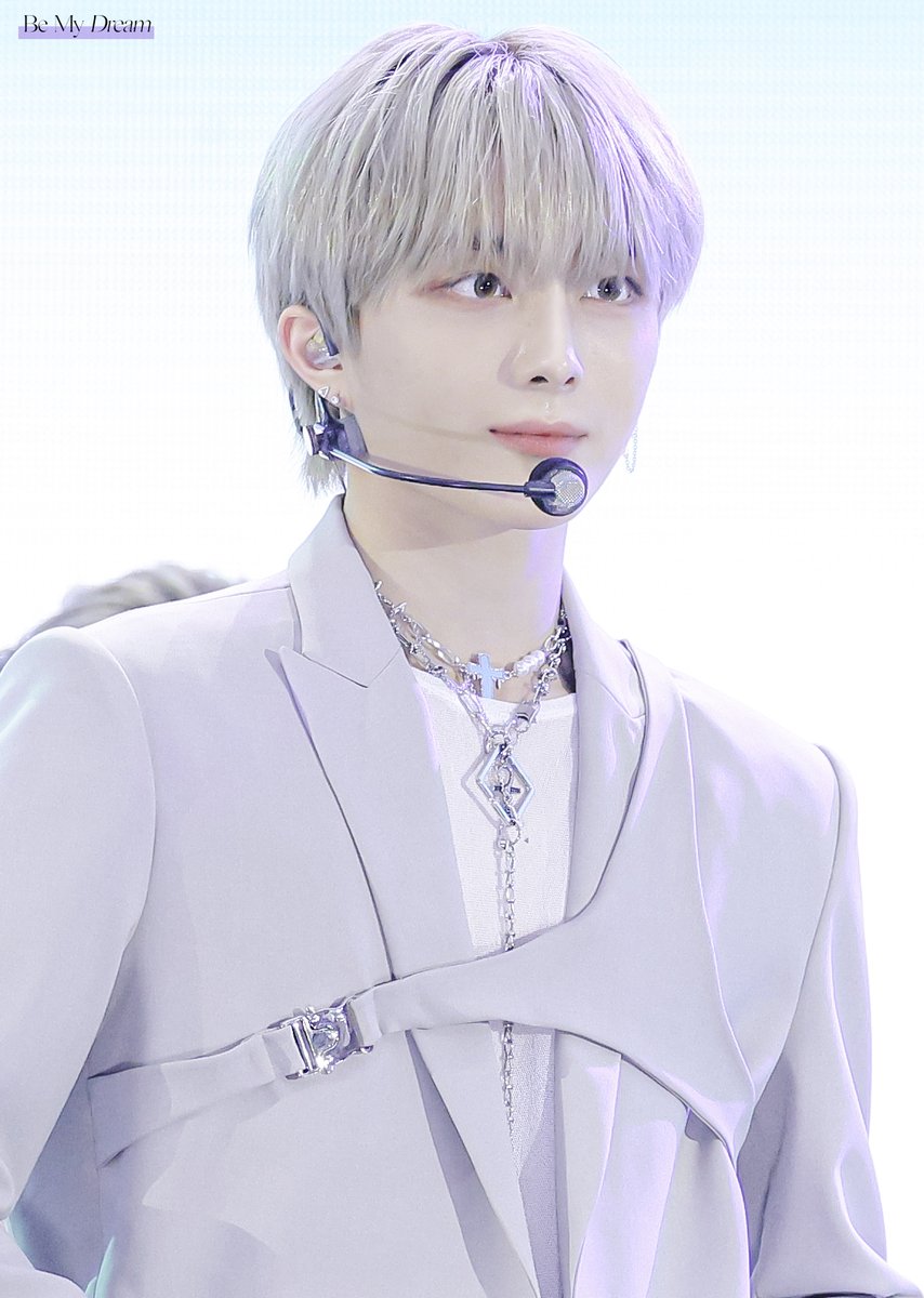 MUNIcloud's tweet image. 230527 부산드림콘서트 🍀 

バr己б둥○l○F Łйㄱr 많○l バr己бぁĦ♥️

#나인아이 #ナインアイ #VAHN #반 #バン #DREAMCONCERT #NINEionDREAMCONCERT 
#언제나_반짝반짝 💜