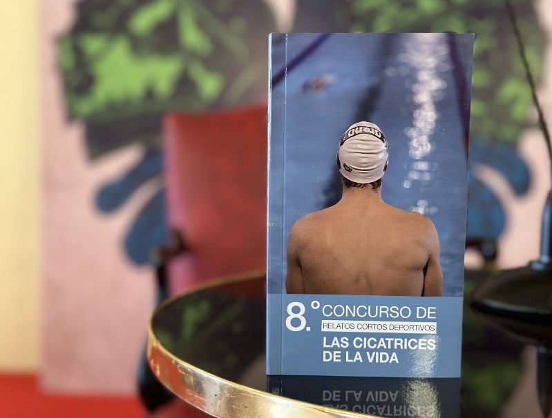 APDValladolid's tweet photo. Un año más en la @FerialibroVLL presentamos el libro del VIII Concurso de Relatos Cortos Deportivos, uno de los proyectos que abandera con éxito la @APDValladolid gracias al apoyo de @DeportesVLL @cdo_covaresa @cajaruralzamora y @villachicawine https://t.co/hEjuQ1LVhn
