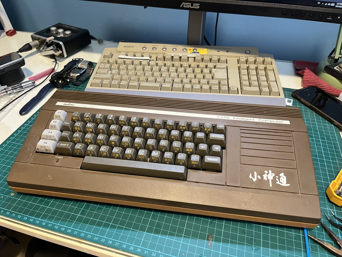 Cheese06909689's tweet photo. Strange Chinese Apple 2 clone just arrived, how am I even supposed to power this thing https://t.co/Z9QEF0IiRr