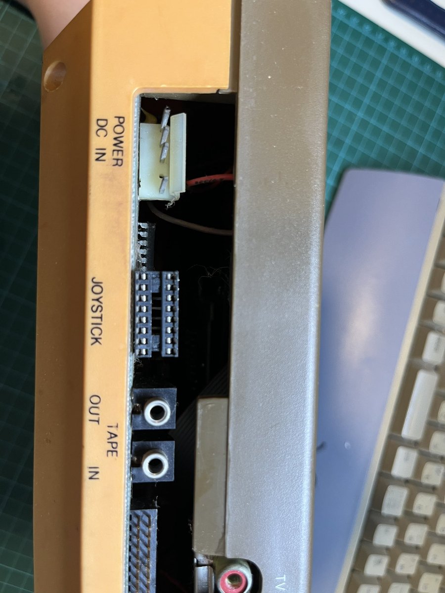 Cheese06909689's tweet photo. Strange Chinese Apple 2 clone just arrived, how am I even supposed to power this thing https://t.co/Z9QEF0IiRr